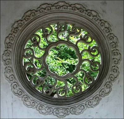 镂窗；漏窗、园林、长廊、造景